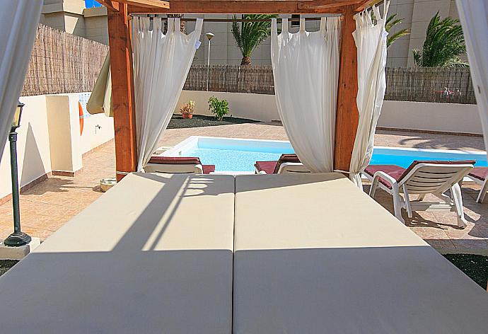 Cabana day bed . - Villa Luna . (Galerie de photos) }}