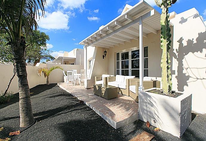 Outdoor lounge and dining . - Villa Luna . (Galerie de photos) }}