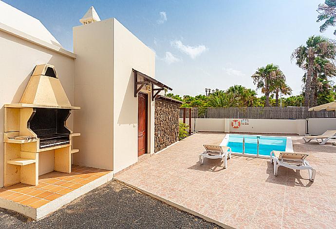 Terrace area with BBQ . - Villa Luna . (Photo Gallery) }}