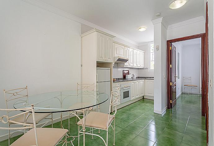 Dining area and equipped kitchen . - Villa Luna . (Galerie de photos) }}