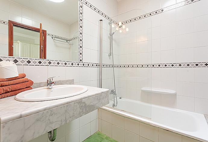 Family bathroom with shower and bath . - Villa Luna . (Photo Gallery) }}