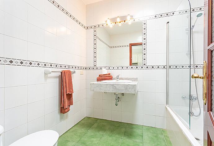 Family bathroom with shower and bath . - Villa Luna . (Photo Gallery) }}