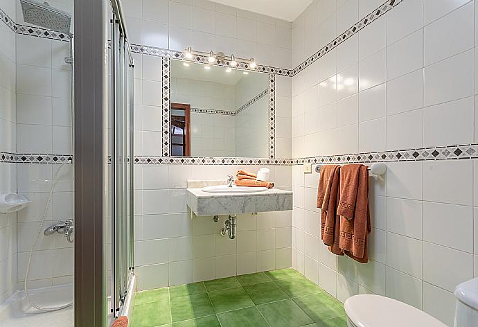 Family bathroom with shower . - Villa Luna . (Galleria fotografica) }}