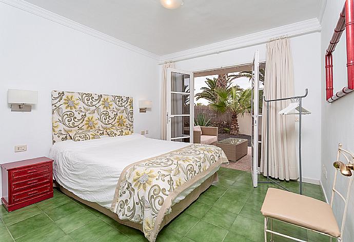 Double bedroom with terrace access . - Villa Luna . (Photo Gallery) }}