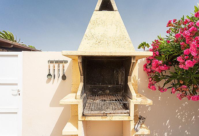 Terrace area with BBQ . - Villa Estrellas . (Galerie de photos) }}