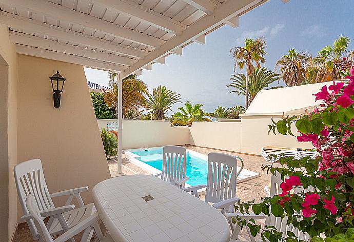 Sheltered outdoor dining area . - Villa Estrellas . (Галерея фотографий) }}