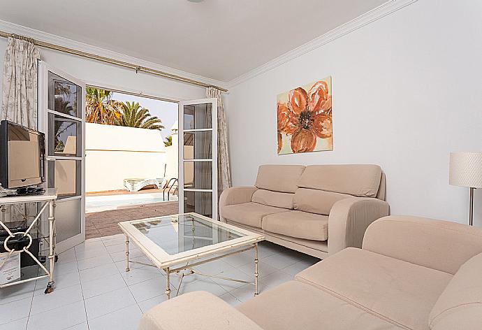 Open-plan living room with dining area, kitchen, A/C, WiFi internet, satellite TV, DVD player, and terrace access  . - Villa Estrellas . (Galleria fotografica) }}