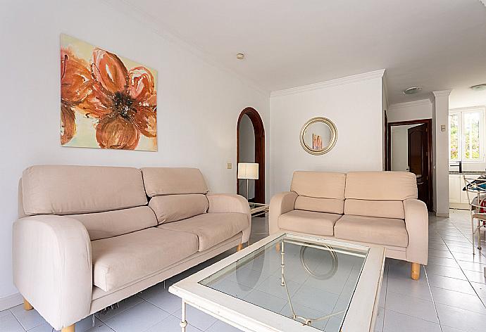 Open-plan living room with dining area, kitchen, A/C, WiFi internet, satellite TV, DVD player, and terrace access  . - Villa Estrellas . (Fotogalerie) }}