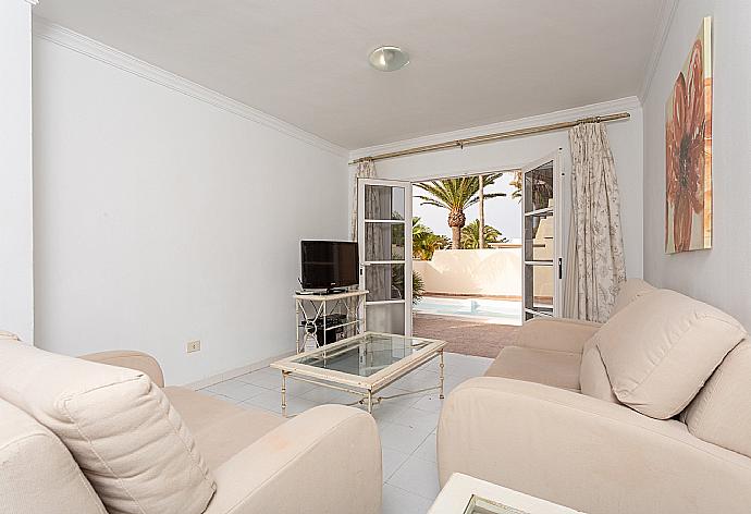 Open-plan living room with dining area, kitchen, A/C, WiFi internet, satellite TV, DVD player, and terrace access  . - Villa Estrellas . (Fotogalerie) }}