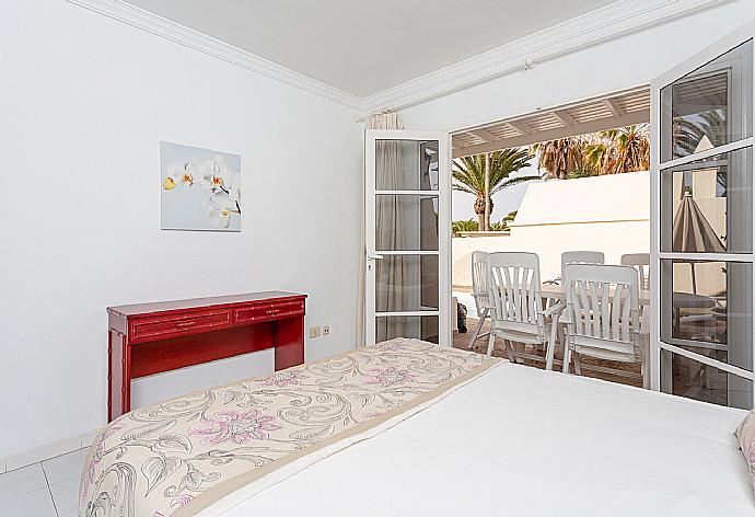 Double bedroom with terrace access . - Villa Estrellas . (Fotogalerie) }}