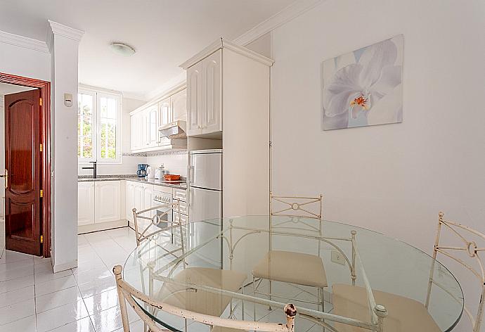 Dining area and equipped kitchen . - Villa Estrellas . (Galerie de photos) }}