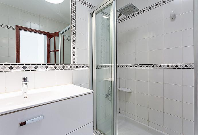 Family bathroom with overhead shower . - Villa Estrellas . (Galerie de photos) }}