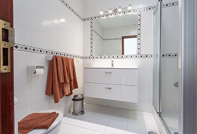 Family bathroom with overhead shower . - Villa Estrellas . (Galerie de photos) }}