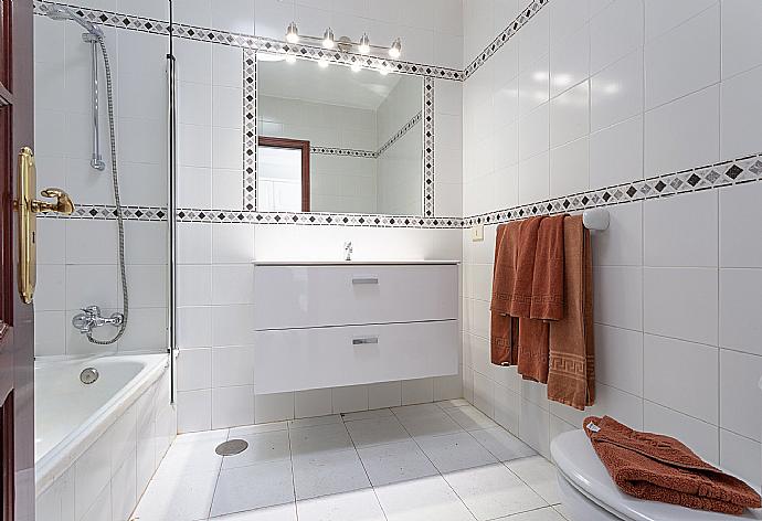 Family bathroom with bath and overhead shower . - Villa Estrellas . (Photo Gallery) }}