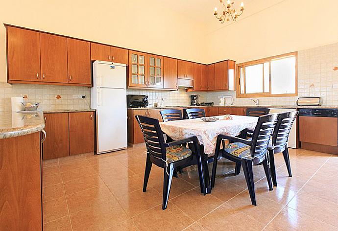 Dining area and equipped kitchen . - Achilles Beach Villa Thio . (Galería de imágenes) }}