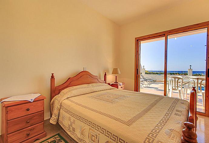 Double bedroom with en suite bathroom, A/C, and terrace access . - Achilles Beach Villa Thio . (Fotogalerie) }}