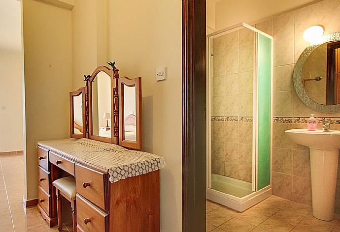 Bathroom with shower . - Achilles Beach Villa Thio . (Fotogalerie) }}