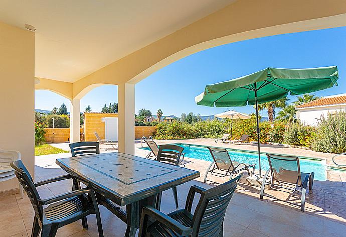 Sheltered terrace area . - Hector Beach Villa . (Galería de imágenes) }}