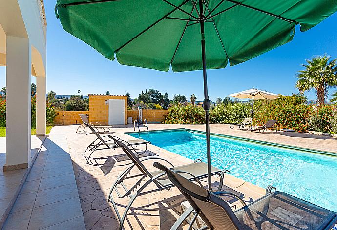 Private pool and terrace . - Hector Beach Villa . (Galerie de photos) }}