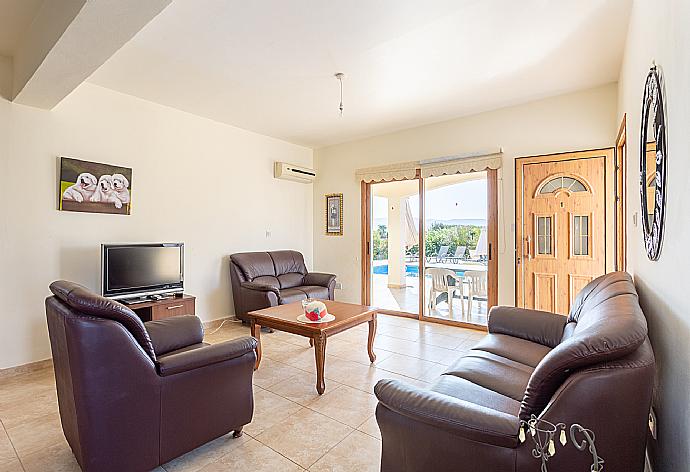 Open-plan living room with sofas, dining area, kitchen, A/C, WiFi internet, satellite TV, and terrace access . - Hector Beach Villa . (Fotogalerie) }}