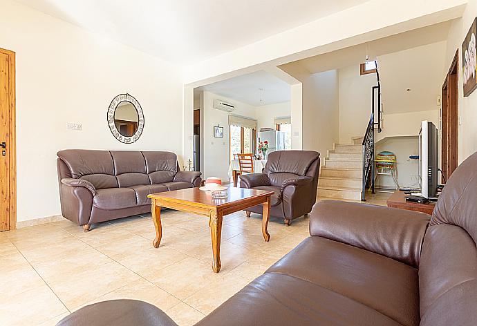 Open-plan living room with sofas, dining area, kitchen, A/C, WiFi internet, satellite TV, and terrace access . - Hector Beach Villa . (Galerie de photos) }}