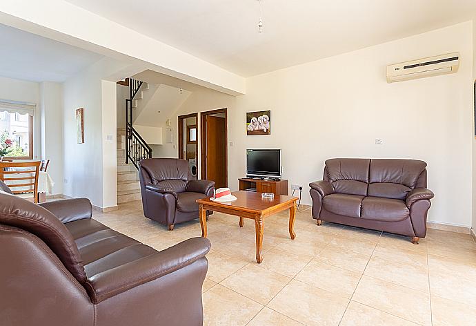 Open-plan living room with sofas, dining area, kitchen, A/C, WiFi internet, satellite TV, and terrace access . - Hector Beach Villa . (Galleria fotografica) }}