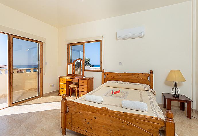 Double bedroom with en suite bathroom, A/C, and upper terrace access . - Hector Beach Villa . (Galerie de photos) }}