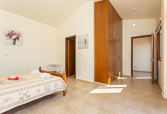 Double bedroom with en suite bathroom, A/C, and upper terrace access . - Hector Beach Villa . (Galerie de photos) }}