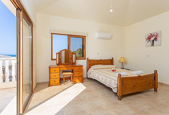 Double bedroom with en suite bathroom, A/C, and upper terrace access . - Hector Beach Villa . (Галерея фотографий) }}