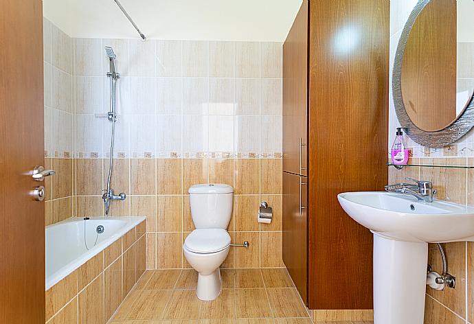 En suite bathroom with bath and shower . - Hector Beach Villa . (Fotogalerie) }}