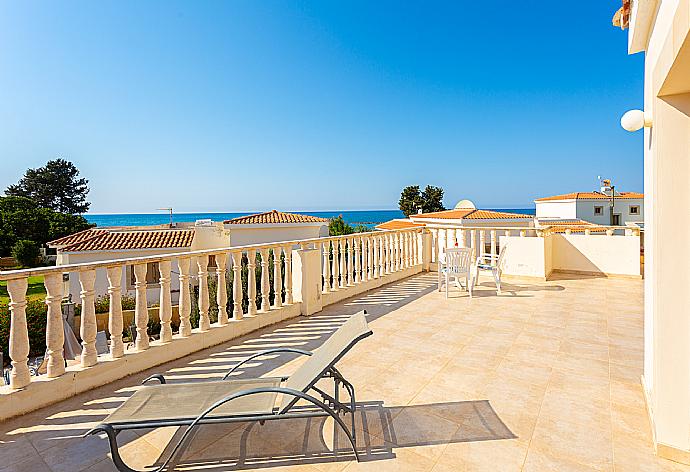 Upper terrace area with sea views . - Hector Beach Villa . (Galería de imágenes) }}