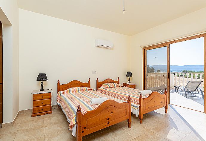 Twin bedroom with en suite bathroom, A/C, and upper terrace access . - Hector Beach Villa . (Fotogalerie) }}