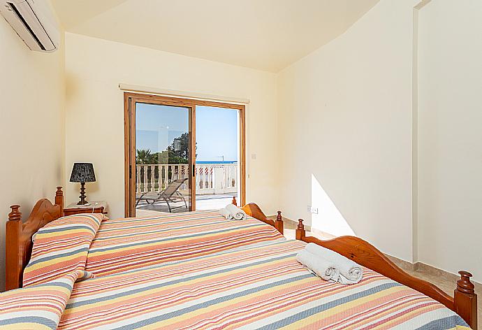 Twin bedroom with en suite bathroom, A/C, and upper terrace access . - Hector Beach Villa . (Fotogalerie) }}