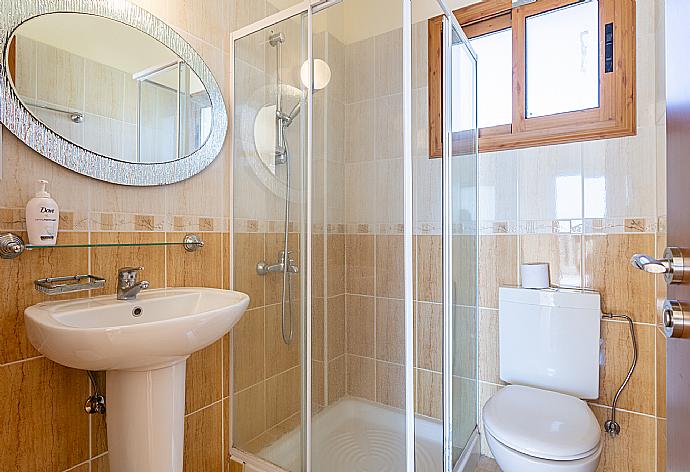 En suite bathroom with shower . - Hector Beach Villa . (Galleria fotografica) }}