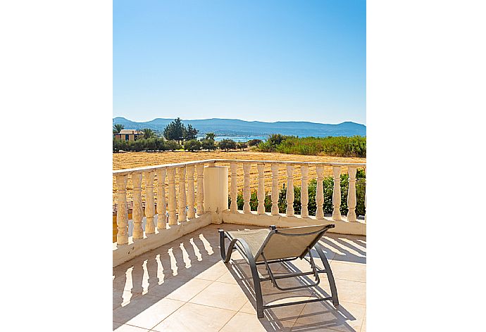 Upper terrace area with sea views . - Hector Beach Villa . (Fotogalerie) }}