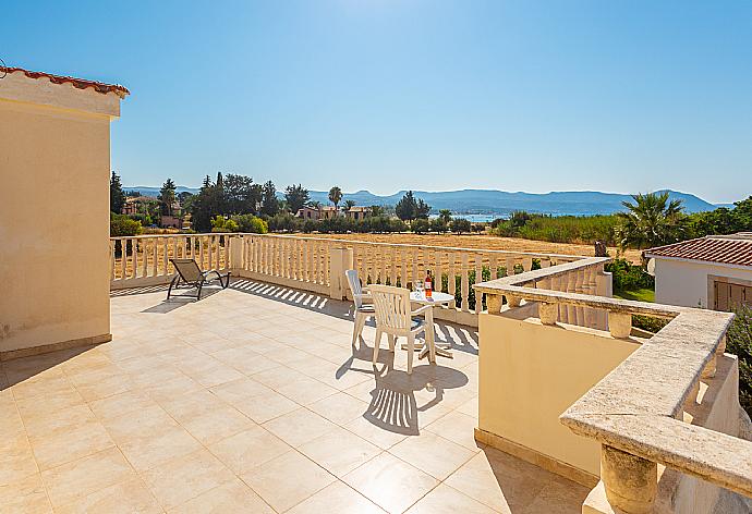 Upper terrace area with sea views . - Hector Beach Villa . (Fotogalerie) }}