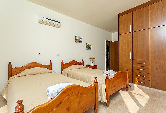 Twin bedroom with en suite bathroom, A/C, and terrace access . - Hector Beach Villa . (Galerie de photos) }}