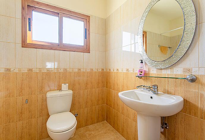 En suite bathroom with bath and shower . - Hector Beach Villa . (Photo Gallery) }}