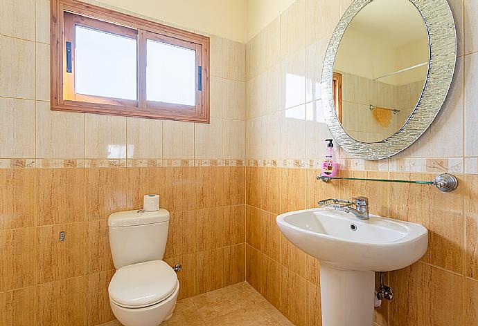 En suite bathroom with bath and shower . - Hector Beach Villa . (Fotogalerie) }}