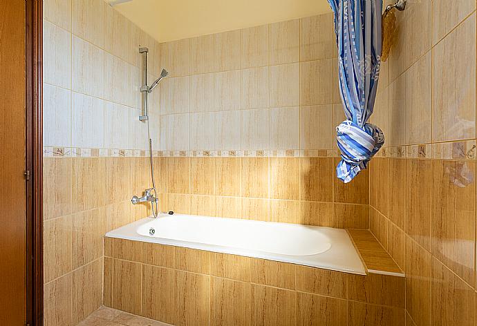 En suite bathroom with bath and shower . - Hector Beach Villa . (Fotogalerie) }}