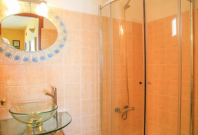 Bathroom with shower . - Villa San Antonio . (Галерея фотографий) }}