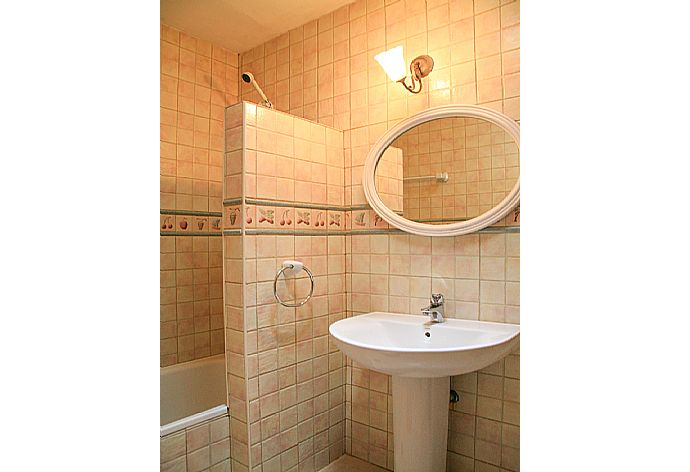 Bathroom with bath and overhead shower . - Villa San Antonio . (Fotogalerie) }}