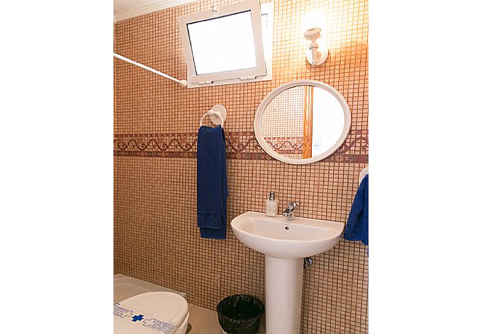 Bathroom with shower . - Villa Remos . (Fotogalerie) }}