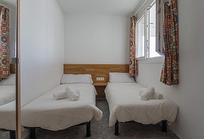 Twin bedroom with en-suite bathroom . - Villa Remos . (Fotogalerie) }}