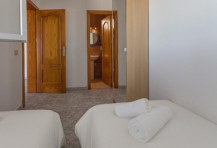 Twin bedroom with en-suite bathroom  . - Villa Remos . (Fotogalerie) }}