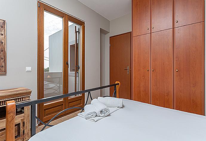 Double bedroom with A/C and balcony access . - Villa Neria . (Galerie de photos) }}