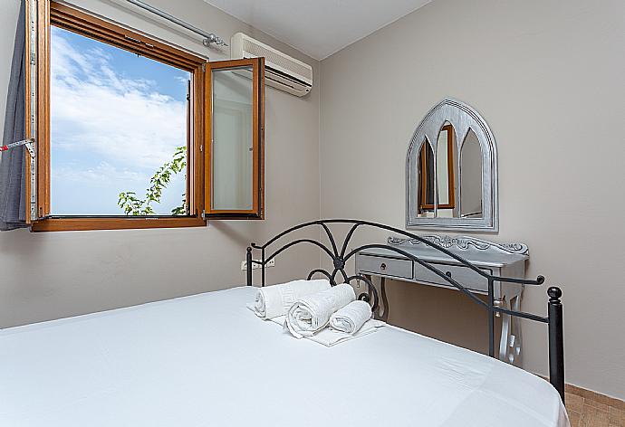 Double bedroom with A/C . - Villa Neria . (Galería de imágenes) }}