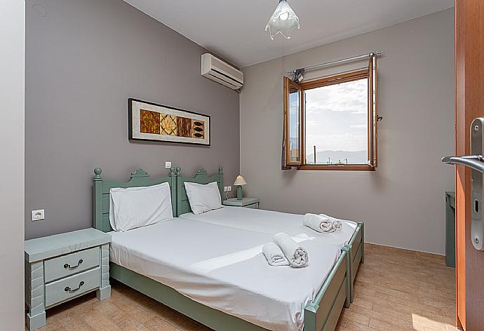 Twin bedroom with A/C . - Villa Neria . (Galería de imágenes) }}