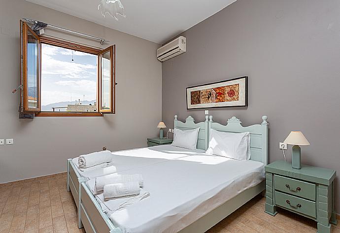 Twin bedroom with A/C . - Villa Neria . (Galería de imágenes) }}