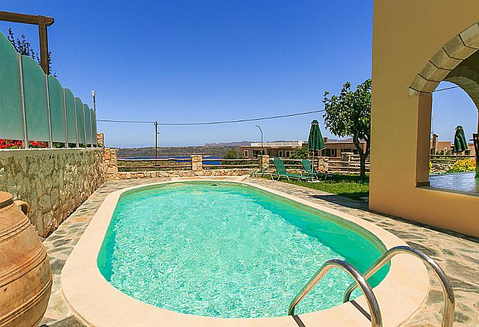 Private pool with terrace and garden . - Villa Neria . (Galería de imágenes) }}